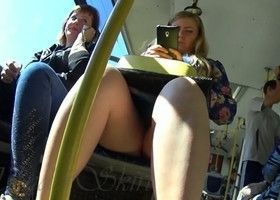 Подсматривает под юбки в общественном транспорте