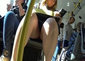 В общественном транспорте парень подглядывает под юбку